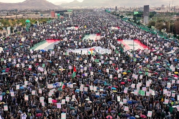 ميدان السبعين في صنعاء يمتلئ بالحشود (من الويب)