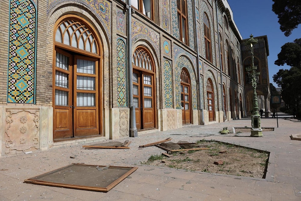 حطام متناثر خارج المعلم التاريخي قصر جولستان بعد تضرّره جراء ضربة إسرائيلية وأميركية في طهران في 3 آذار (مارس) (تصوير: مجيد عسكرپور ــ وكالة أنباء غرب آسيا عبر &laquo;رويترز&raquo;)