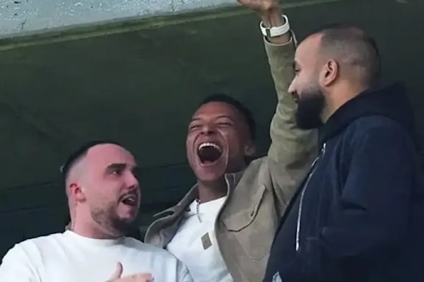 رصدت عدسات الكاميرات احتفال مبابي مع أصدقائه، حيث كادَ يقفز من المدرجات فرحاً بالانتصار الثمين.