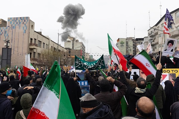 إيرانيون يتحدّون القصف ويكملون مسيرة في طهران (من الويب)