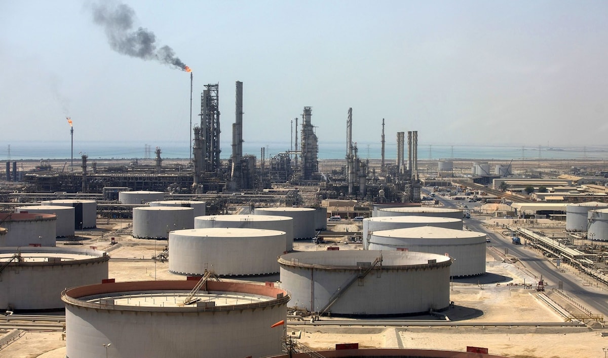 اضطر منتجو النفط في دول الخليج العربية إلى إيقاف كميات هائلة من الإنتاج بسبب إغلاق مضيق هرمز.