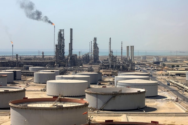 اضطر منتجو النفط في دول الخليج العربية إلى إيقاف كميات هائلة من الإنتاج بسبب إغلاق مضيق هرمز.