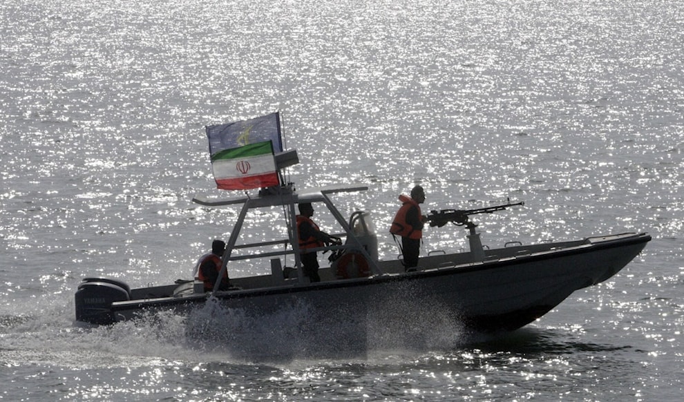 ذكّر تنكسيري أن «مضيق هرمز لم يُغلق عسكرياً بعد وإنما يتم التحكم فيه فحسب» (من الويب)