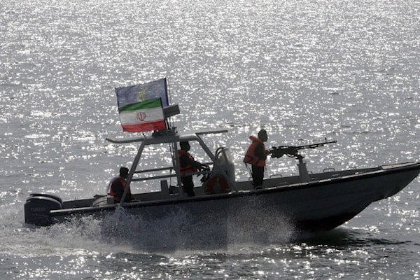 ذكّر تنكسيري أن «مضيق هرمز لم يُغلق عسكرياً بعد وإنما يتم التحكم فيه فحسب» (من الويب)