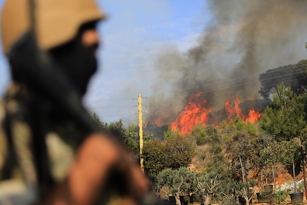 أحد عناصر الجيش اللبناني يقفل الطريق بانتظار انتهاء تهديد للعدو باستهداف منطقة (هيثم الموسوي)