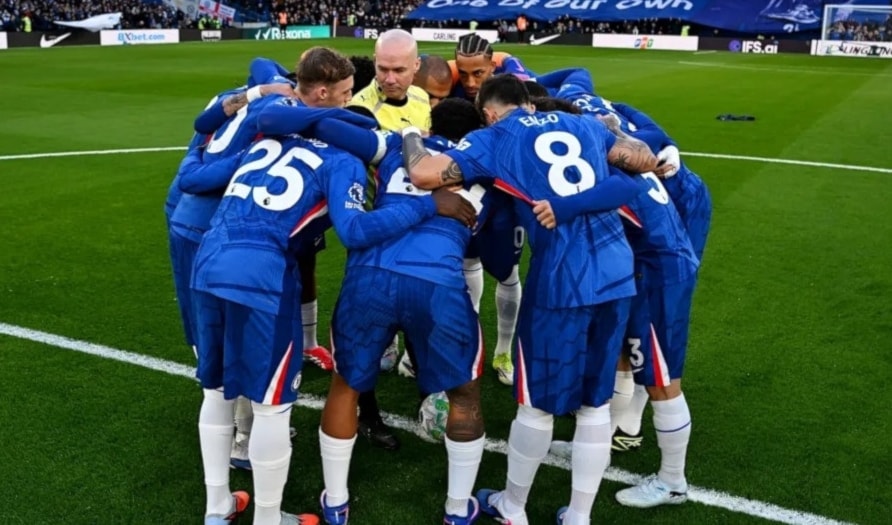 شوهِدَ النجم كول بالمر وهو يُعانِق الحكم بول تيرني وسط التجمع، في خطوة وصفتها الصحافة الإنكليزية بـ «المثيرة للدهشة».