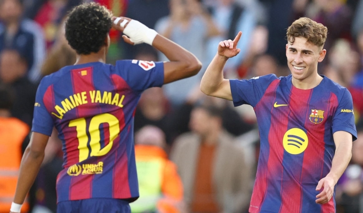 يتطلع فريق برشلونة إلى تعزيز صدارته للدوري المحلي عندما يستضيف إشبيلية اليوم الأحد.