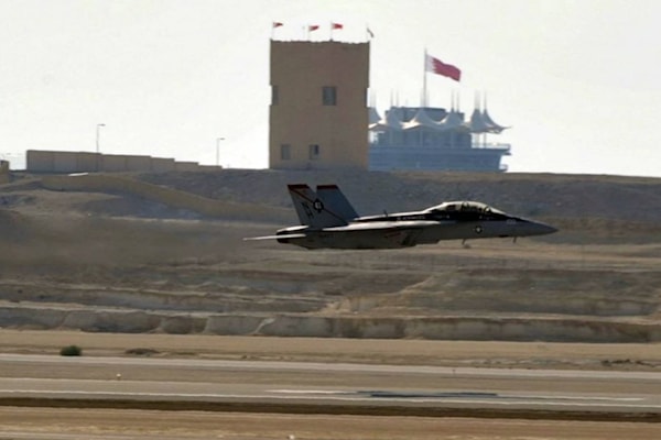 طائرة أميركية تحط في قاعدة في البحرين أعلنت إيران عن قصفها (من الويب)