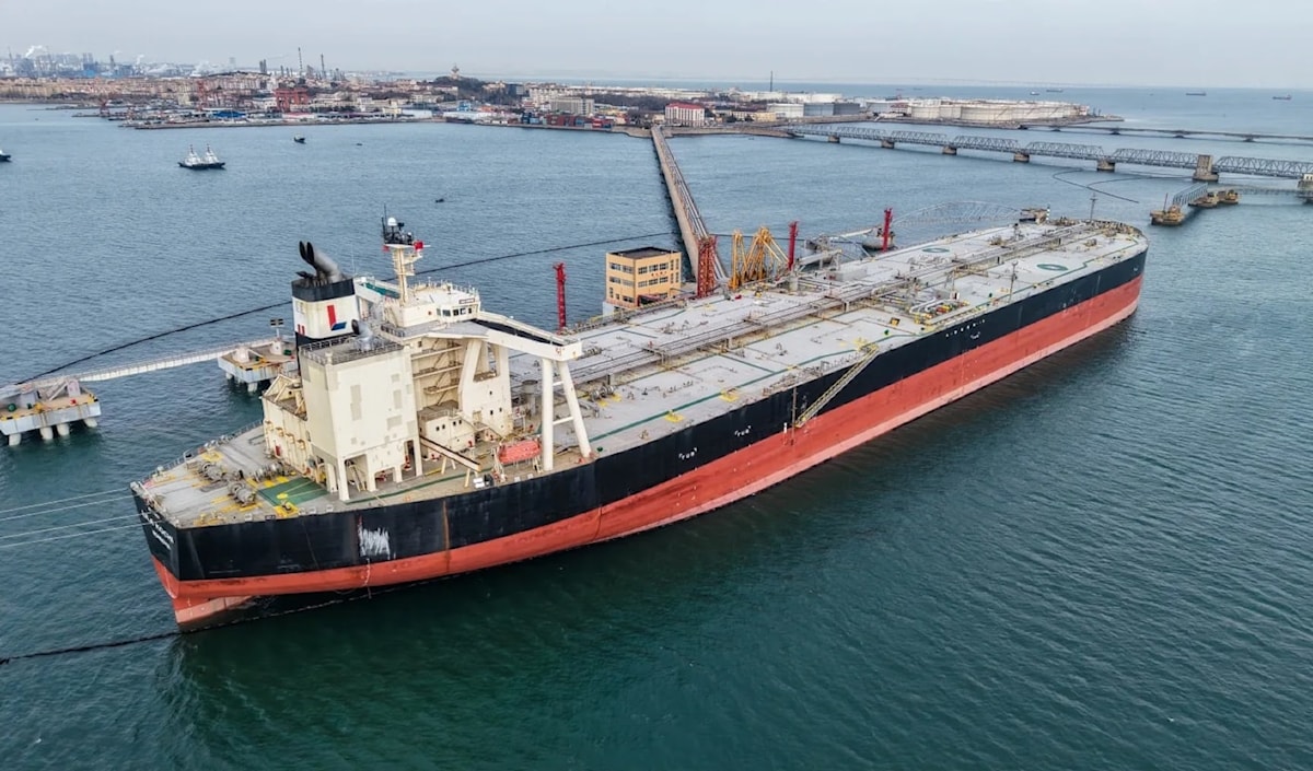 ناقلة نفط تُفرّغ شحنة من النفط الخام في محطة نفطية بميناء تشينغداو في مقاطعة شاندونغ شرق الصين (أ ف ب)