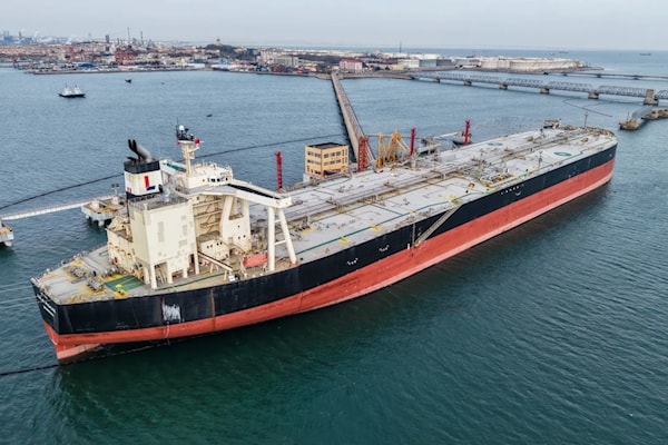 ناقلة نفط تُفرّغ شحنة من النفط الخام في محطة نفطية بميناء تشينغداو في مقاطعة شاندونغ شرق الصين (أ ف ب)