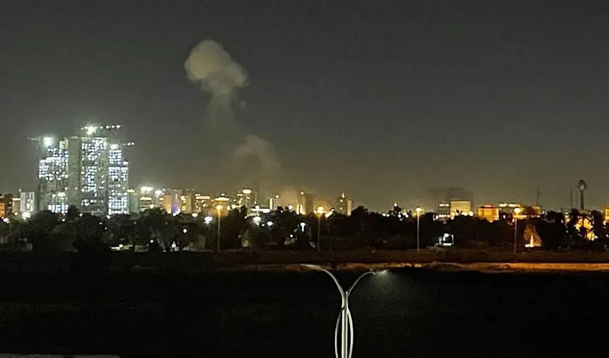 الدخان يتصاعد من منطقة السفارة الأميركية في بغداد (من الويب)