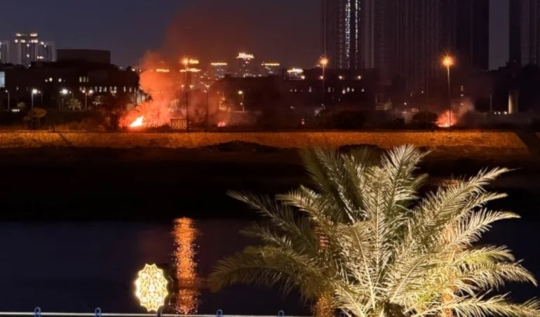 تصاعُد أعمدة الدّخان إثر هجوم على السّفارة الأميركية في بغداد (من الويب)