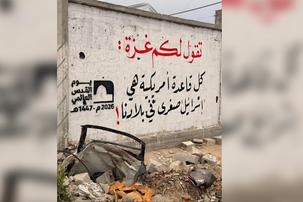 يتابع الشارع الغزي مجريات الحرب كأنه يعيشها (من الويب)