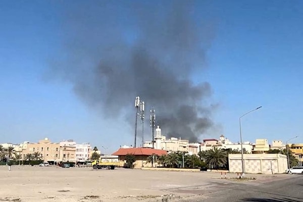 دخان ناجم عن استهداف السفارة الأميركية في الكويت (من الويب)