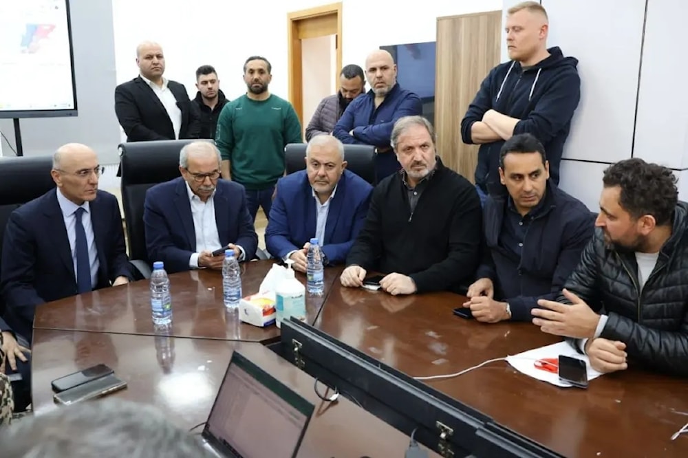 رئيس الحكومة ووزير الداخلية تفقدا غرفة إدارة الكوارث في محافظة بيروت (الوكالة الوطنية)