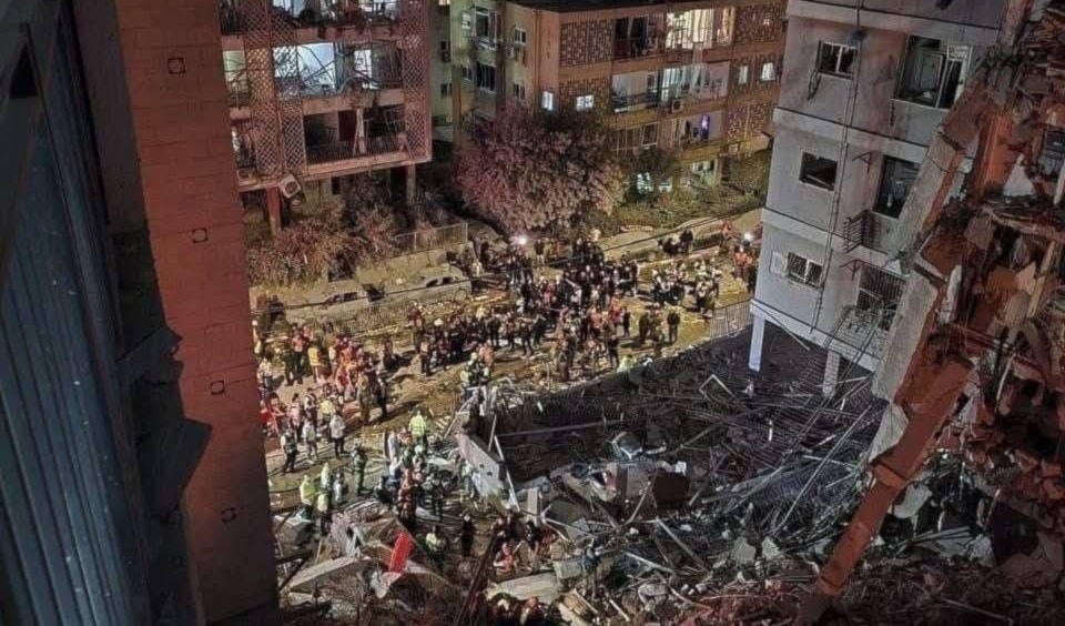 حجم الدمار في مدينة عراد جنوبي فلسطين المحتلة جراء سقوط صاروخ إيارني (إعلام العدو)