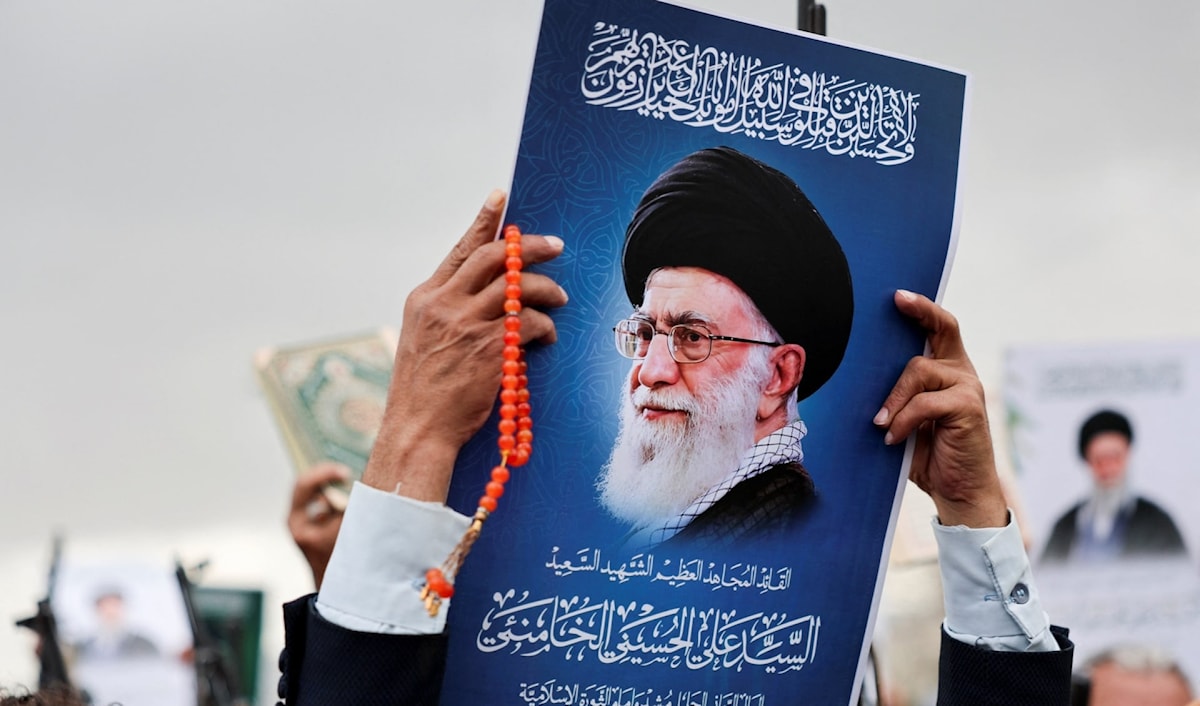 كان السيد علي الخامنئي مربّيًا، قبل أن يكون قائدًا (من الويب)
