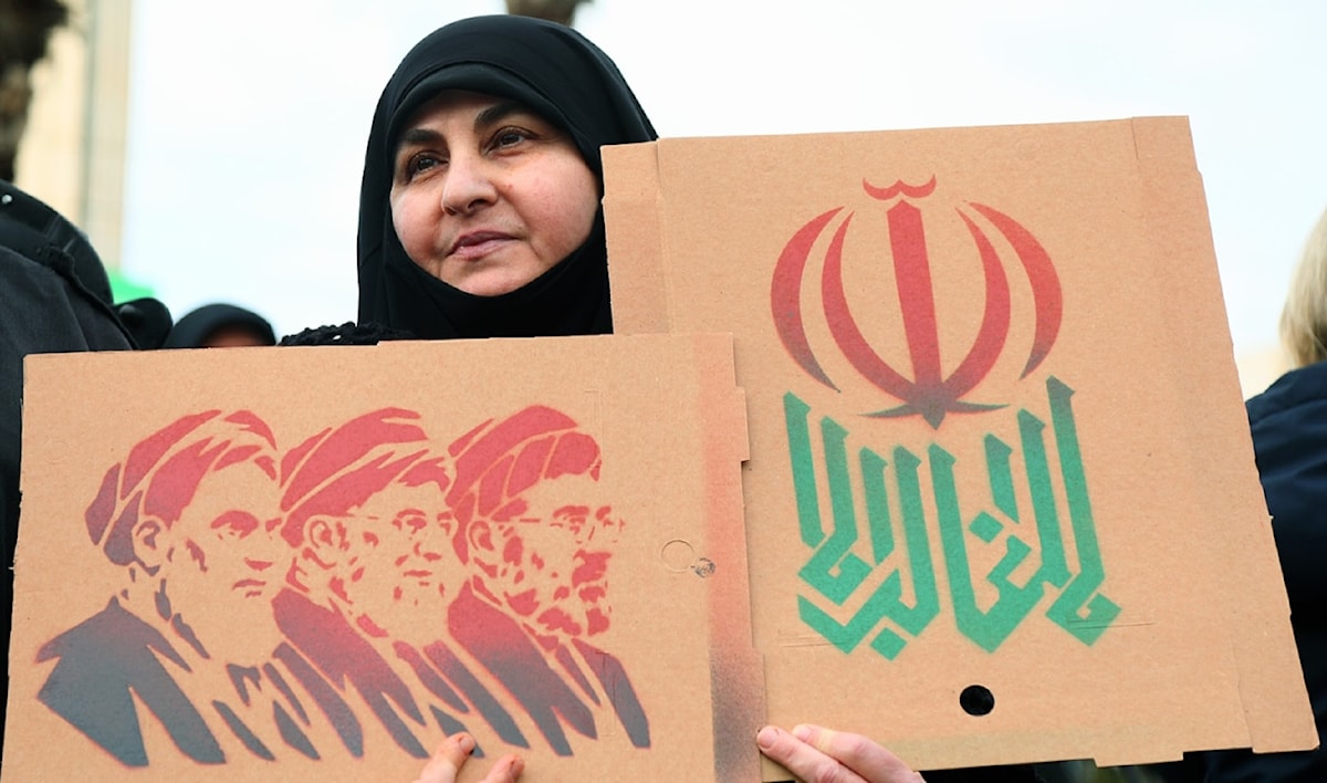 اعتصام احتجاجي على القرار بشأن السفير الإيراني أمام السفارة الإيرانية في بيروت أمس (مروان بو حيدر)