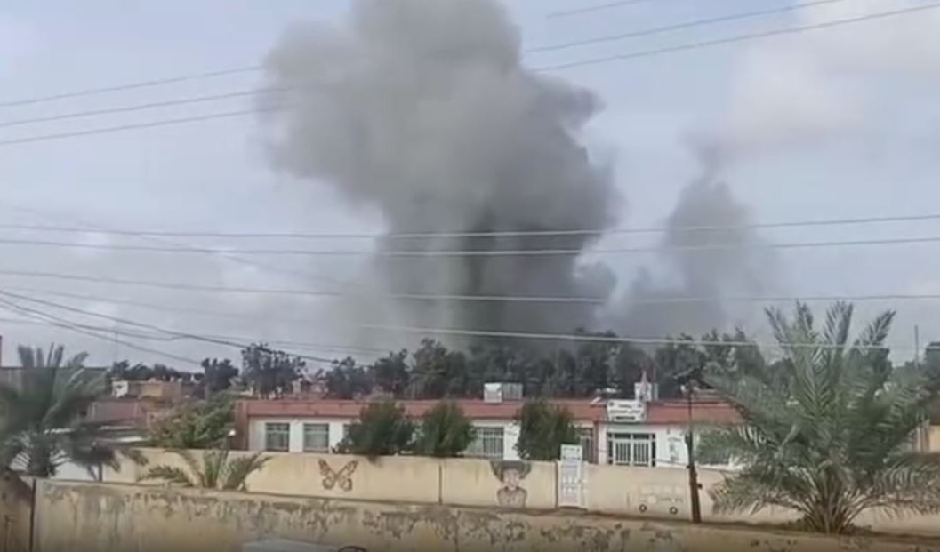 دخان الضربة التي استهدفت «الحشد» في الأنبار (من الويب)