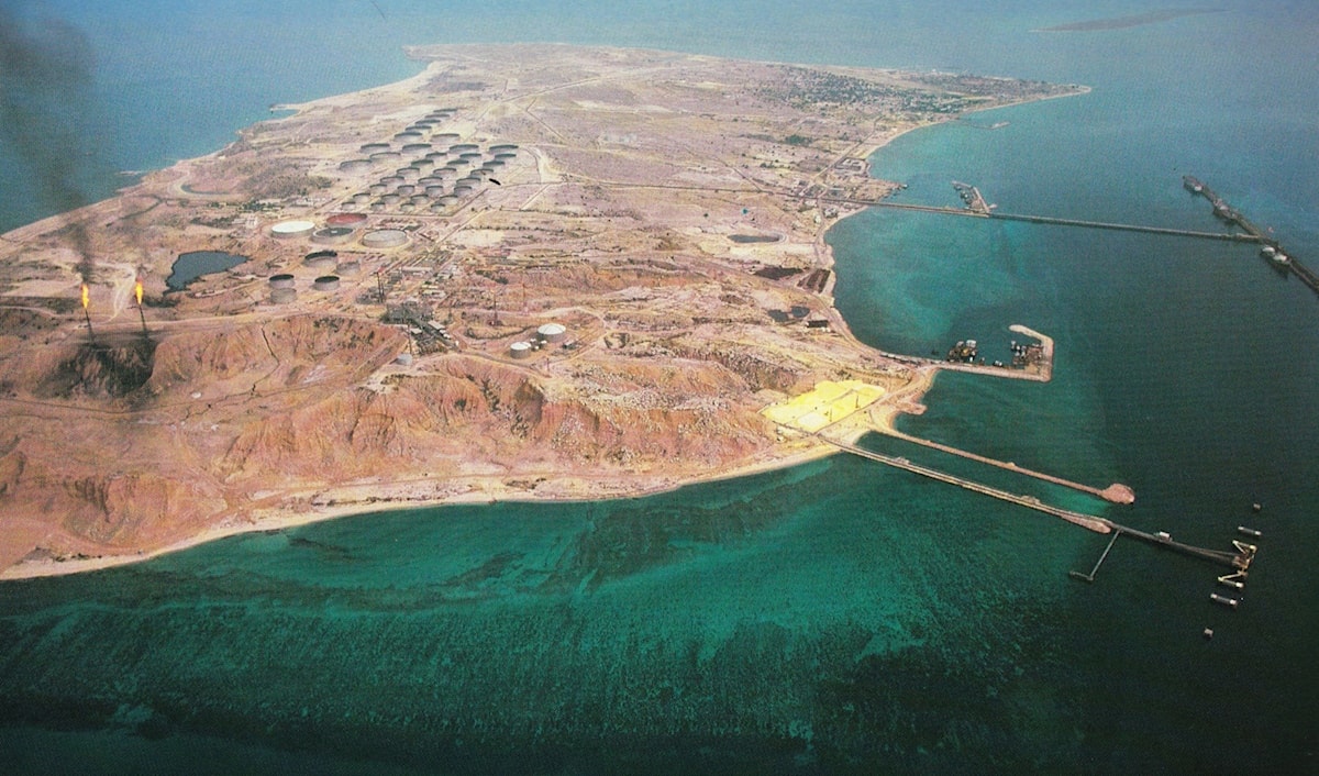 يبلغ عدد سكان جزيرة خارك 20 ألفاً معظمهم من العاملين في قطاع النفط. (من الويب)