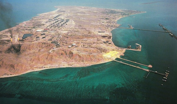 يبلغ عدد سكان جزيرة خارك 20 ألفاً معظمهم من العاملين في قطاع النفط. (من الويب)