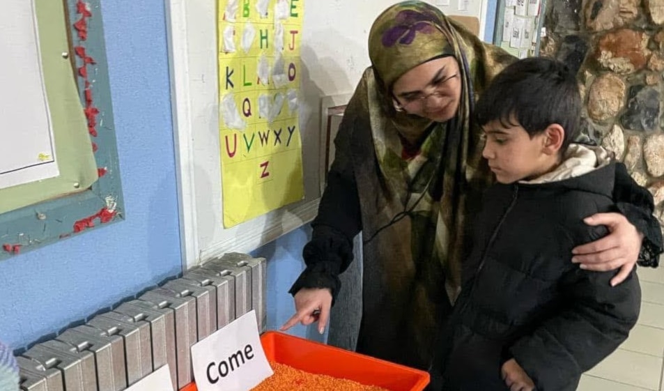 الأستاذة الشهيدة سارة القاضي في صفها التعليمي (الأخبار)