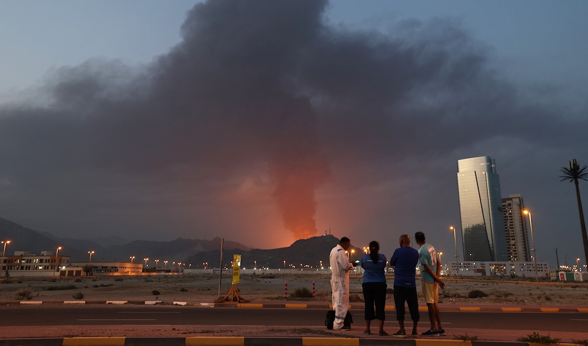 دخان أسود يتصاعد من المنطقة الصناعية في إمارة الفجيرة بعد إصابتها بصاروخ إيران (أ ف ب)