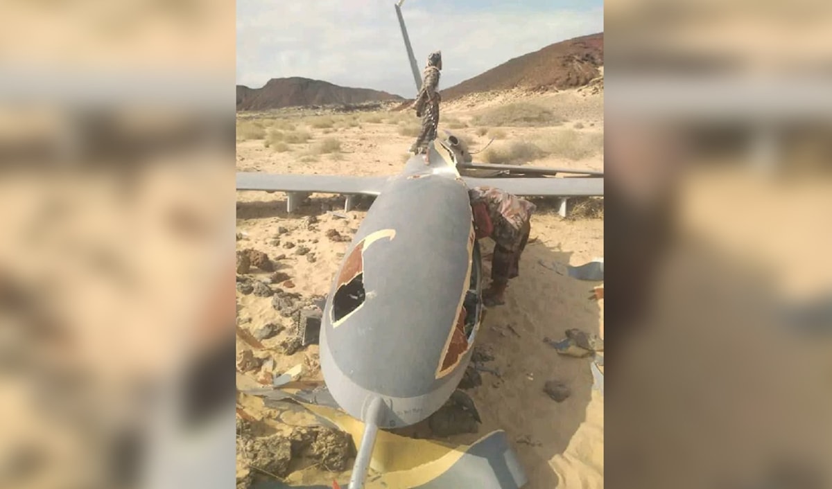 حطام المسيّرة الأميركية التي سقطت في أبين (أ ف ب)