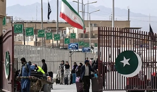 تدفّق عدد كبير من المواطنين الباكستانيين نحو الحدود (من الويب)
