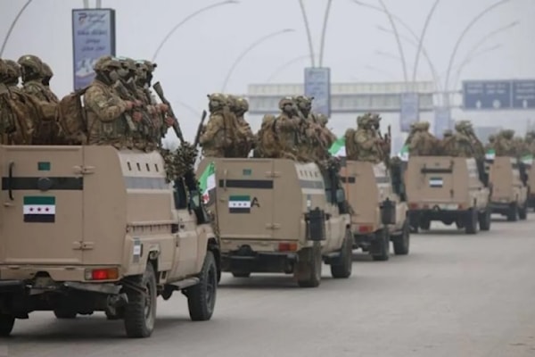 قالت «هيئة العمليات» في الجيش السوري إن تعزيز انتشار  وحدات الجيش على الحدود يهدف إلى حمايتها وضبطها (من الويب)