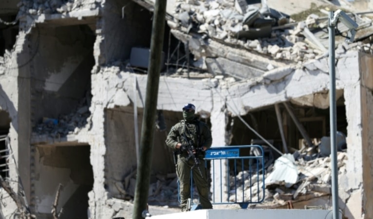 تمثّل كلفة الدفاع الجوي أحد أبرز مصادر الاستنزاف المالي خلال الحرب (أ ف ب)