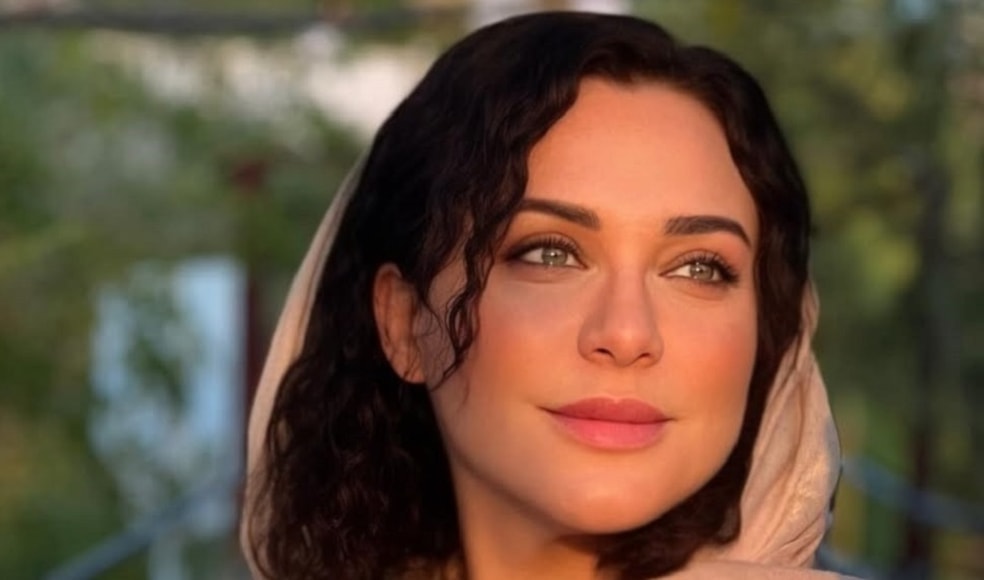 يُعتبر موقف سلاف فواخرجي استثنائياً بين النجوم