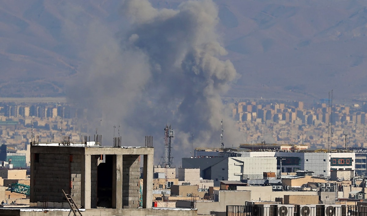 الدخان يتصاعد من وسط طهران بعد غارات أميركية - إسرائيلية (أ ف ب)