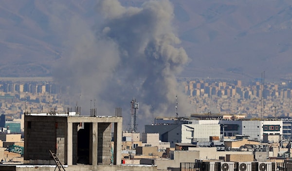 الدخان يتصاعد من وسط طهران بعد غارات أميركية - إسرائيلية (أ ف ب)