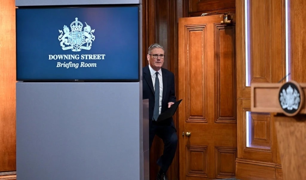 تعكس الاستطلاعات حذراً في الشارع البريطاني حيال التدخل العسكري (أ ف ب)