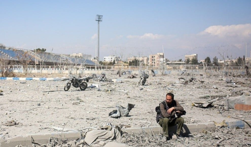 دمار في استاد لكرة القدم في طهران نتيجة الغارات (من الويب)