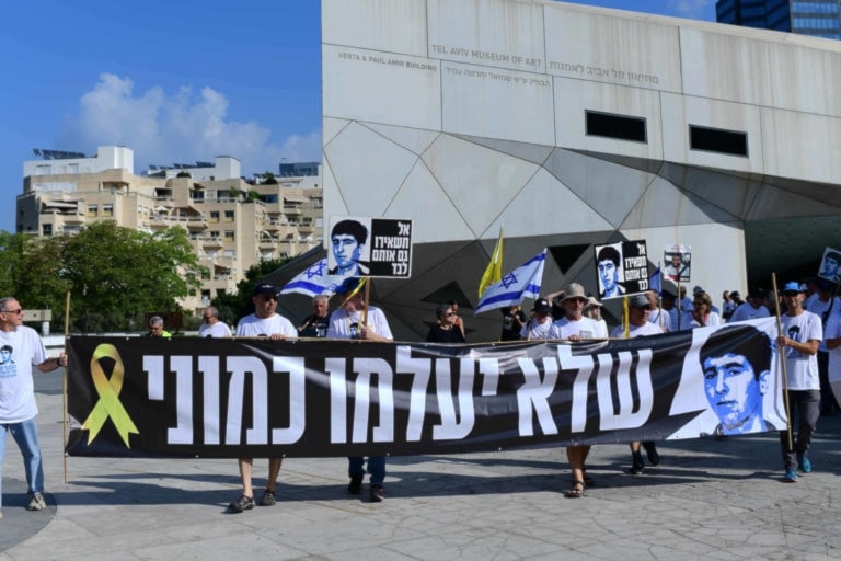  في 16 من  تشرين الأول 1986 شارك آراد في غارة ضد أهداف لمنظمة التحرير الفلسطينية (من الويب)