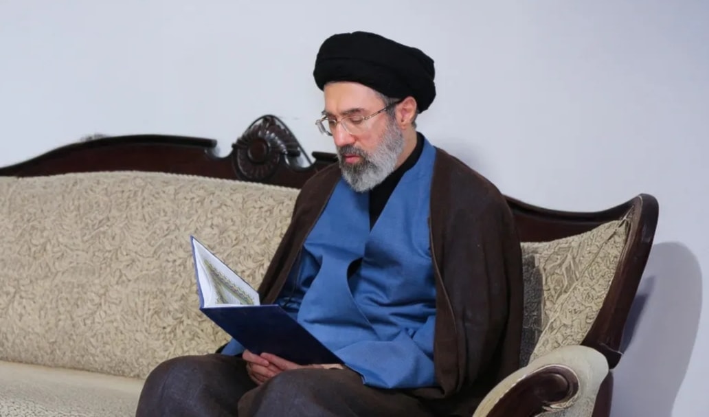 مجتبى خامنئي في أحدث صورة له قبل بداية الحرب الأميركية الإسرائيلية على إيران (من الويب)