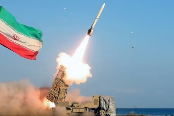 تتكرّر في البيانات الإيرانية الإشارة إلى «عمليات مركّبة» تجمع بين الصواريخ والمسيّرات (من الويب)