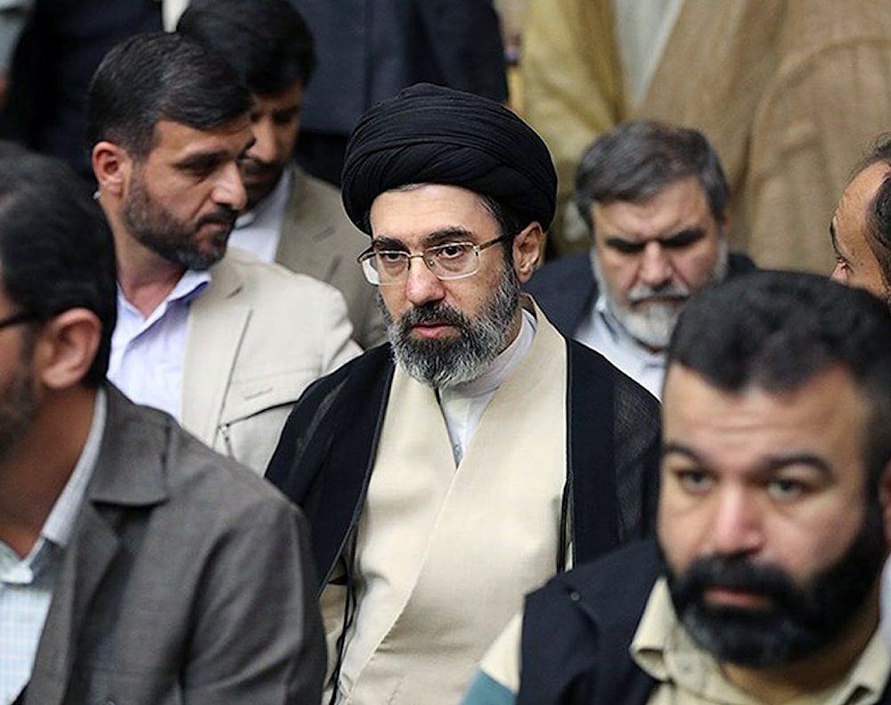 السيد مجتبى خامنئي في مجلس عام في طهران (من الويب)