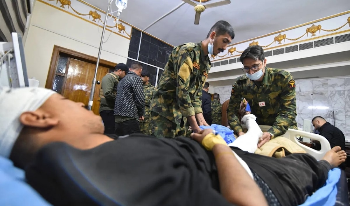 أحد مصابي "الحشد الشعبي" يتلقى علاجاً في مستشفى في الموصل (من الويب)