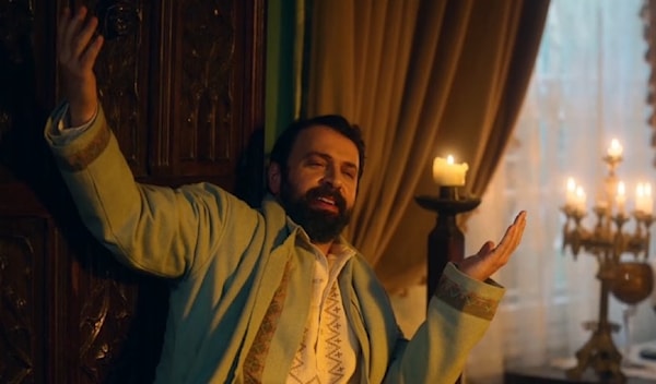 يمنح تيم حسن كل شخصية يؤديها لازمة تتحول سريعاً إلى ترنيد ينتظره الجمهور كل رمضان.