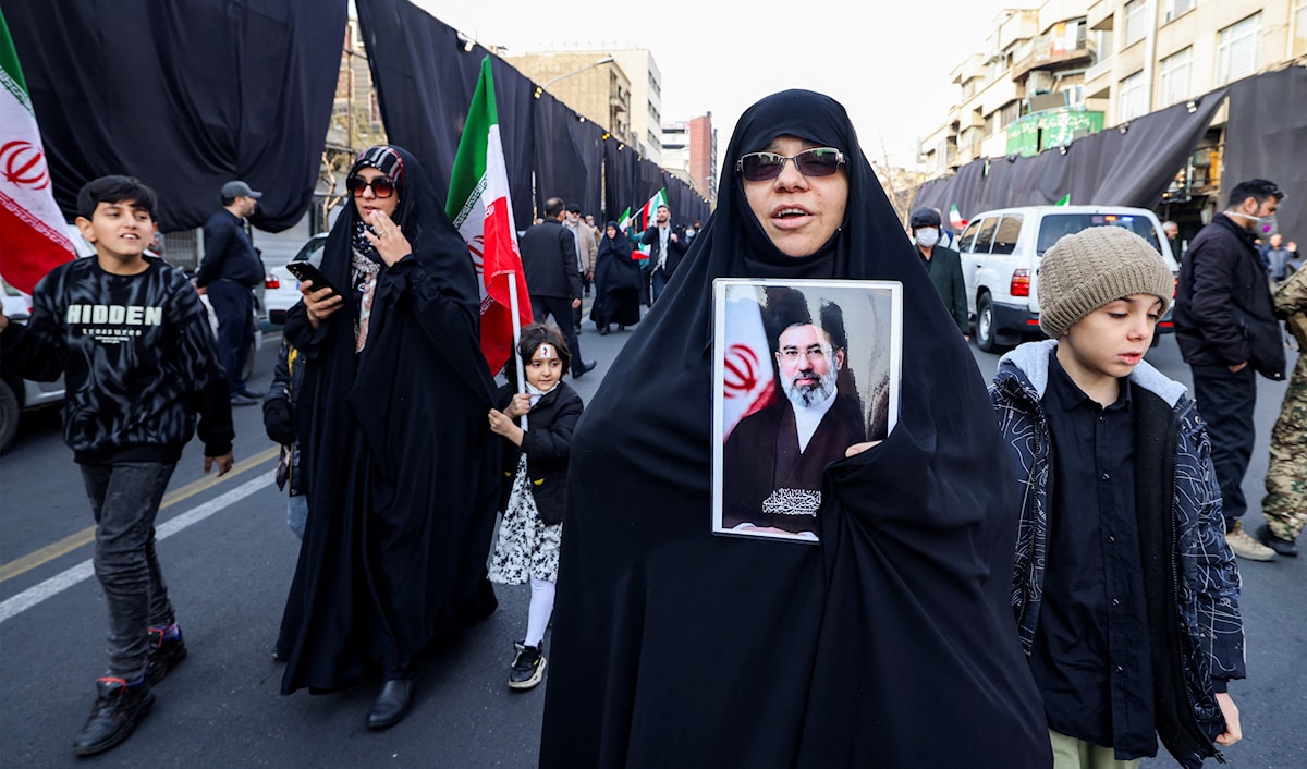 من تظاهرة تأييد لمجتبى خامنئي في ساحة انقلاب في طهران (أ ف ب)