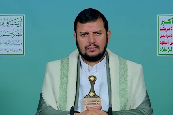 جدّد الحوثي تأكيد وقوف صنعاء إلى جانب إيران (من الويب)