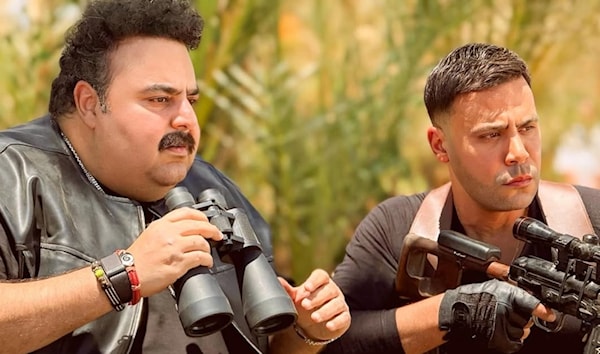 صورة تجمع محمد إمام وشيكو في كواليس فيلم «صقر وكناريا».