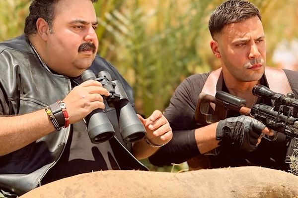 صورة تجمع محمد إمام وشيكو في كواليس فيلم «صقر وكناريا».