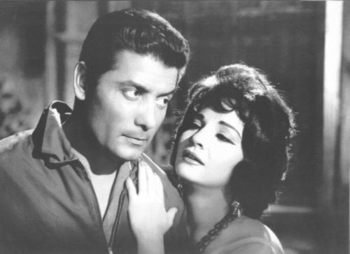 شادية وشكري سرحان في مشهد من &laquo;اللص والكلاب&raquo; (1962)
