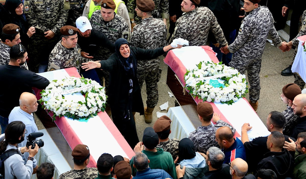 من تشييع شهداء أمن الدولة في صيدا أول من أمس (علي حشيشو)