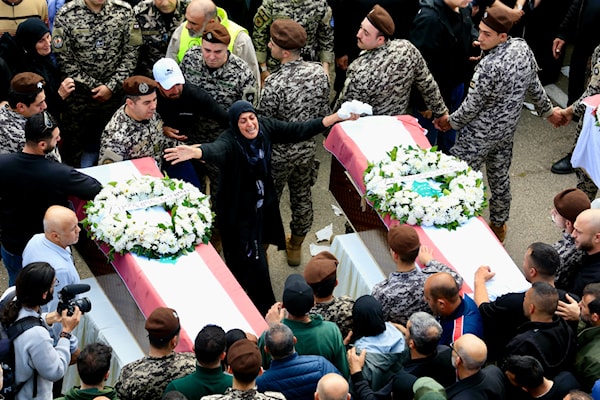 من تشييع شهداء أمن الدولة في صيدا أول من أمس (علي حشيشو)