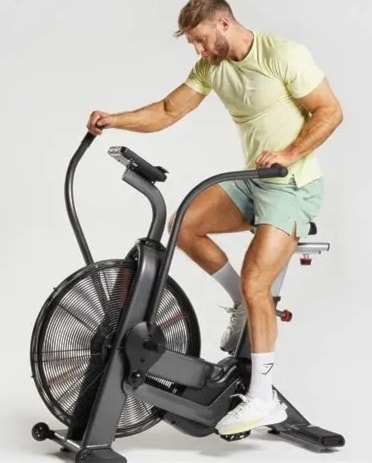 تُعد الدراجة الهوائية المزودة بمقابض متحركة (Air Bike) خياراً فعالاً آخر لتمرين الجسم بالكامل